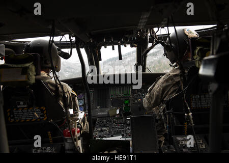 US Army Piloten fliegen einen UH-60 Black Hawk Hubschrauber, Alaska Army National Guard, 1. Bataillon, 507. Aviation Regiment während des Transports Alaska Jugend Militärakademie Kadetten über gemeinsame Basis Elmendorf-Richardson, Alaska, 24. Februar 2015 zugewiesen. Der Alaska Army National Guard beteiligte sich an der AMYA Outreach-Programm der Kadetten zum militärischen Leben aussetzen. Alejandro Pena) Stockfoto