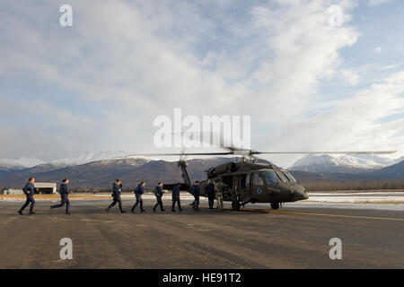 Alaska-Militär-Jugendakademie Kadetten an Bord einen Alaska Army National Guard UH-60 Black Hawk Hubschrauber, 1. Bataillon, 507. Aviation Regiment auf gemeinsamer Basis Elmendorf-Richardson, Alaska, 24. Februar 2015 zugewiesen. Der Alaska Army National Guard beteiligte sich an der AMYA Outreach-Programm der Kadetten zum militärischen Leben aussetzen. Alejandro Pena) Stockfoto