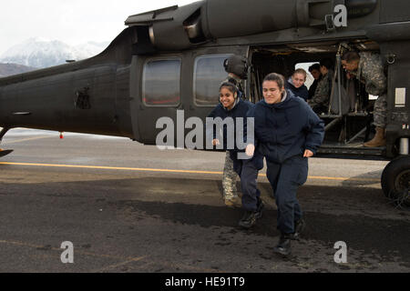 Alaska-Militär-Jugendakademie Kadetten beenden einen Alaska Army National Guard UH-60 Black Hawk Hubschrauber, 1. Bataillon, 507. Aviation Regiment auf gemeinsamer Basis Elmendorf-Richardson, Alaska, 24. Februar 2015 zugewiesen. Der Alaska Army National Guard beteiligte sich an der AMYA Outreach-Programm der Kadetten zum militärischen Leben aussetzen. Alejandro Pena) Stockfoto