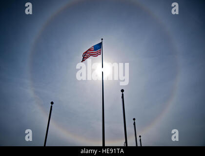 Ein solar Halo erhellt den Himmel hinter einer amerikanischen Flagge vor dem Gebäude 1 auf der Eglin Air Force Base, Florida, am frühen Nachmittag 12. November 2013. Solar Halos sind optische Phänomene verursacht durch Eiskristalle in der Atmosphäre.  Samuel King Jr., US Airforce Stockfoto