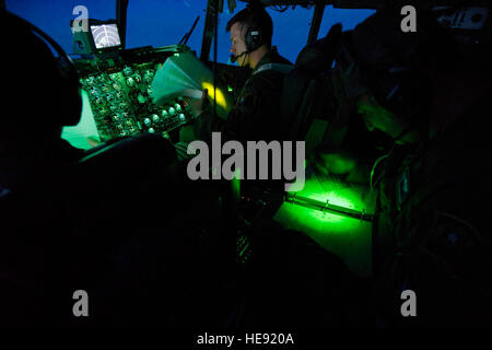 US Air Force Captain Daniel Shure, eine C - 130H Hercules Luftfahrzeugführer und Master Sgt. Shawn Plunkett, Flugingenieur, sowohl mit der 192. Airlift Squadron, Nevada Air National Guard, konsultieren Sie Karten während einer Mission aus der Nevada Air National Guard Base in Reno, Nevada, 24. Mai 2014, zur Unterstützung der Übung Allied zu schmieden. Alliierten Forge ist eine bilaterale Übung entwickelt, um die Interoperabilität zwischen der US-Armee und Luftwaffe und die französische Armee zu erhöhen.  Master Sergeant Donald R. Allen Stockfoto