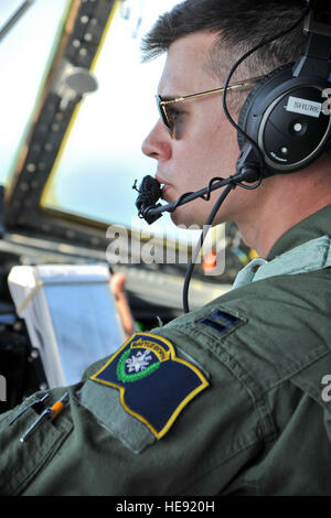 Nevada Air National Guard Captain Daniel Shure, c-130 Hercules Pilot, 192. Airlift Squadron, bereitet für den Start von Joint Base Papst, NC auf dem Weg nach Korsika, Frankreich am 23. Mai 2014, zur Unterstützung der Alliierten zu schmieden 2014.  Diese Übung unter der Leitung von der US-Armee 82. US-Luftlandedivision in Verbindung mit dem 152. und 165. Air National Guard Luftbrücke Flügel, ist die allererste Interoperabilität Übung zur Verstärkung der bilateralen Fähigkeiten zwischen den USA und der französischen 2. fremden Fallschirm-Regiment.  Techn. Sgt Erica J. Knight Stockfoto