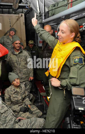 Nevada Air National Guard Senior Airman Alanna Vick, c-130 Hercules Loadmaster 192. Airlift Squadron, zeigt das richtige anlegen der Schwimmweste für Fluggäste vor dem Start von St. John's, Neufundland auf dem Weg nach Korsika, Frankreich am 24. Mai 2014, zur Unterstützung der Alliierten zu schmieden 2014.  Diese Übung unter der Leitung von der US-Armee 82. US-Luftlandedivision in Verbindung mit dem 152. und 165. Air National Guard Luftbrücke Flügel, ist die allererste Interoperabilität Übung zur Verstärkung der bilateralen Fähigkeiten zwischen den USA und der französischen 2. fremden Fallschirm-Regiment.  Techn. Sgt. Eric Stockfoto