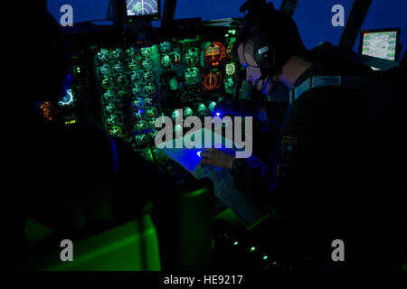 Eine C - 130H Hercules-Pilot mit der 192. Luftbrücke Geschwader in Reno, Nevada Air National Guard Captain Daniel Shure bezieht sich auf eine Navigationskarte 24. Mai 2014, während des Fluges einer Mission zur Unterstützung der Alliierten zu schmieden 2014. Diese Übung, unter der Leitung von der US Army 82nd Airborne Division in Verbindung mit dem 152. und 165. Air National Guard Luftbrücke Flügel, ist die allererste Interoperabilität Übung zur Verstärkung der bilateralen Fähigkeiten zwischen den USA und der französischen 2. fremden Fallschirm-Regiment, Franzose-Fremdenlegion.  Master Sergeant Donald R. Allen Stockfoto