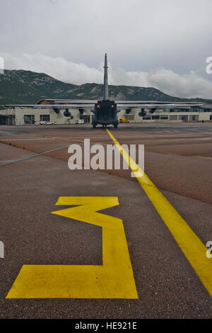 C-130 Hercules-Besatzungen von 192. Airlift Squadron, Reno, Nevada der Air National Guard, bereiten Sie für den Start vom Flughafen Calvi, Korsika Frankreich am 25. Mai 2014, zur Unterstützung der Alliierten zu schmieden 2014.  Diese Übung unter der Leitung von der US-Armee 82. US-Luftlandedivision in Verbindung mit dem 152. und 165. Luftbrücke Flügel, ist die allererste Interoperabilität Übung zur Verstärkung der bilateralen Fähigkeiten zwischen den USA und der französischen 2. fremden Fallschirm-Regiment.  Techn. Sgt Erica J. Knight Stockfoto