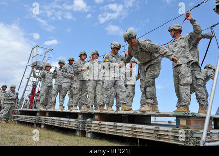 US Armee Sgt. 1. Klasse Brian Boisvert, (2. von rechts), Sprung meistern aus der 82nd Airborne Division, Fort Bragg, N.C., nimmt seine Fallschirmjäger durch eine Praxis führen vor einer gemeinsamen erzwungener Eintritt Airdrop mit Franzose-Fremdenlegion-Fallschirmjäger aus dem 2. fremden Fallschirm-Regiment (2REP), auf der Air Base Solenzara, Korsika, Frankreich am 29. Mai 2014 zur Unterstützung der Alliierten zu schmieden 2014. Diese Übung, unter der Leitung von der 82. US-Luftlandedivision in Verbindung mit dem 152. und 165. Air National Guard Luftbrücke Flügel, ist die allererste Interoperabilität Übung zur Verstärkung der bilateralen Fähigkeiten Betwee Stockfoto