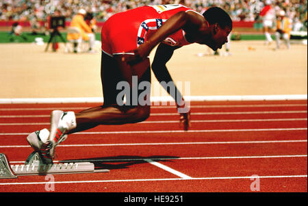 Air Force Leutnant Alonzo Babers während des Starts eines Laufes der Leichtathletik bei den Olympischen Spielen 1984. Stockfoto