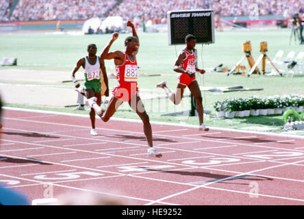 Leutnant Alonzo Babers (Nr. 882), US Air Force, überquert die Ziellinie zuerst um die Goldmedaille im 400-Meter-Lauf bei den Olympischen Spielen 1984. Stockfoto