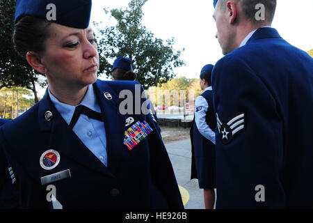 Staff Sgt Patti Jones inspiziert ein Flieger Leadership School Student Galauniform auf gemeinsamer Basis Charleston - Luftwaffenstützpunkt, Mrz 5. Die Schüler werden die unterzogen um sicherzustellen, dass ihre Uniform nach einheitlichen Standards der Luftwaffe. Jones ist ein ALS Lehrer mit der 628th Kraft Support Squadron. Staff Sgt. Katie Gieratz) (veröffentlicht) Stockfoto