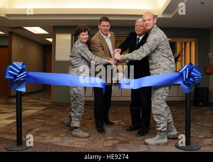 Kol. Sharon M. Hunter (L), 97. Medical Group Kommandant; KY Hornbaker, Vorstandsvorsitzender der United Excel; John Roberts, Tulsa Bezirk US Army Corps of Engineers stellvertretender Bezirk Ingenieur und Col. Anthony B. Krawietz (R), 97. Air Mobility Wing Commander, durchschneiden eine Band im 97. MDG Wartezimmer während einer Banddurchtrennungszeremonie, 18. Januar 2012. Die Ehrung erfolgte anlässlich der Eröffnung des zahnärztlichen Neubau in der 97. MDG und die Vollendung eines Renovierungsprojekts $ 7,25 Millionen Anlage, die Dienstleistungen für Kunden und das Gebäude macht energieeffizienter. Stockfoto