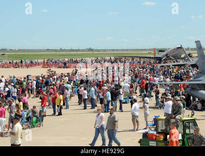 Zuschauer beobachten die vielen Künstlern, die die Luft, während die Flügel der Freiheit Open House, Mai 2 gefüllt. Der Höhepunkt der Veranstaltung war die US Air Force Thunderbirds Leistung. Stockfoto