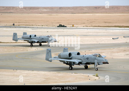 AL ASAD AIR BASE, Irak-1st Lt. Chris "Harpune" Laird (in a-10 auf der linken Seite) und Generalmajor Robert "Kerbe" MacGregor taxi für den Start auf einem Kampfeinsatz in der Irakfrage. Die a-10 Piloten gehören zu den 438th Air Expeditionary aktiviert hier 15. Januar 2007, um Luftunterstützung für die Koalitionstruppen in der Region bieten. Innerhalb von Stunden aufstehen als eine voll funktionsfähige fliegenden Kampfeinheit war die Gruppe seiner heftigen "Warzenschweine" in den Kampf startet. Seit Aktivierung, fliegt die Gruppe einige 2.648 Flugstunden auf 820 Kampfeinsätze bietet CAS in einigen der anspruchsvollsten urbanem Gelände im Irak in Stockfoto