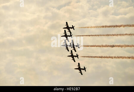U.A.E. Al Fursan Display Team führt während der 2012 Bahrain International Air Show in Sakhir Air Base am 20. Januar 2012. Die United States Air Force Personal beteiligen sich an der international renommierten 2012 Bahrain International Air Show. Dieses Ereignis stärkt Partnerschaften in der Region und den Vereinigten Staaten ermöglicht, Koalition und Partnerländern zusammenarbeiten, um Sicherheit, Stabilität und gemeinsame Interessen in der Region zu fördern.  Die USAF präsentiert eine Vielzahl von Militärflugzeugen durch statische Displays, einschließlich der c-17 Globemaster III, C - 130 H Hercules und F-15E Strike Eagle. Darüber hinaus Stockfoto