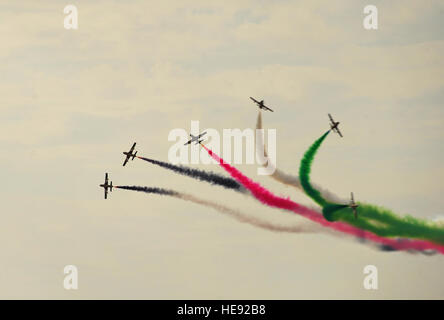 U.A.E. Al Fursan Display Team führt während der 2012 Bahrain International Air Show in Sakhir Air Base am 20. Januar 2012. Die United States Air Force Personal beteiligen sich an der international renommierten 2012 Bahrain International Air Show. Dieses Ereignis stärkt Partnerschaften in der Region und den Vereinigten Staaten ermöglicht, Koalition und Partnerländern zusammenarbeiten, um Sicherheit, Stabilität und gemeinsame Interessen in der Region zu fördern.  Die USAF präsentiert eine Vielzahl von Militärflugzeugen durch statische Displays, einschließlich der c-17 Globemaster III, C - 130 H Hercules und F-15E Strike Eagle. Darüber hinaus Stockfoto