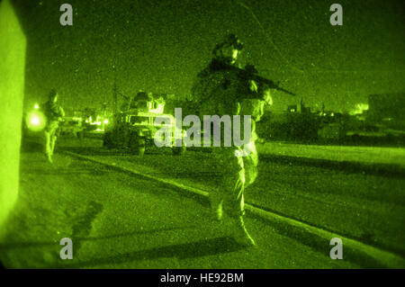 Soldaten der US Army, zugewiesen, 2nd Platoon, Delta Company, 2. kombinierte Arme Bataillon 69. Armor Regiment, Fort Benning, Georgia, Patrouille Al Jadida, Bagdad, Irak, 14. Januar 2008. Die Präsenz-Patrouillen sollen feindliche Tätigkeit in der Nacht zu verhindern. Die Präsenz-Patrouillen sollen feindliche Tätigkeit in der Nacht zu verhindern. (US Air Force Photo/Staff Sgt Jason T. Bailey) Stockfoto