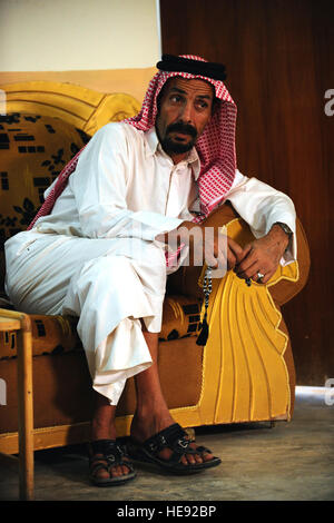 Ein lokaler Scheich von Al Sequor sitzt in auf einer Sitzung vor Waffen Einarbeitung Ausbildung beauftragt durch US-Soldaten aus der 25. spezielle Truppen Bataillon Sicherheitsabteilung 25. Infanterie-Division, mit den Polizisten aus Al Sequor Polizeistation in Al Sequor, Iraq, 14 Juli. Stockfoto