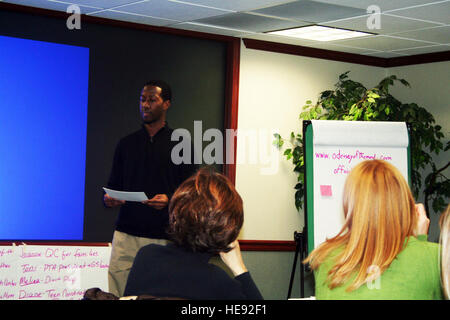 Perry Huff, Jugend-Koordinator von Scott Air Force Base, Illinois, gibt eine Präsentation während advanced Leadership-Training bei Headquarters Air Mobility Command an Scott AFB am 8. Dezember 2011. Das Training unter der Leitung von AMC-zentrale mit den Boys und Girls Clubs of America, wurde entwickelt, um "Jugend und Teen-Zentren, ihre Programme verschieben von gerade gut, um große Hilfe." Die Ausbildung Beamte sagen, auch steht im Einklang mit AMC umfassende Airman Fitness Kultur Flieger, Luftwaffe Zivilisten zu helfen und Familienmitglieder werden stabiler und besser ausgestattete zu bewältigen, die Strapazen der mili Stockfoto