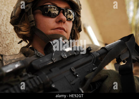 US Army Spc. Rebecca Buck, ein Sanitäter von Headquarters und Headquarters Company, 1. Bataillon, 14. Infanterie-Regiment, 2nd Stryker Brigade Combat Team, 25. Infanterie-Division, bietet Perimetersicherheit außerhalb einer irakischen Polizeistation in Tarmiya Provinz Irak 30. März 2008.   Techn. Sgt. William Greer) (veröffentlicht) Stockfoto