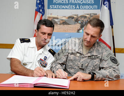 CAMP LEMONIER, Dschibuti (18. Juli 2012) – US-Armee Generalmajor Rob Baker, Combined Joint Task Force - Horn von Afrika Commander und Major General William Kurtz, französische Streitkräfte stationiert in Dschibuti Kommandant, unterzeichnen eine gegenseitige Logistic Support-Vereinbarung Juli 18. Die Vereinbarung würde amerikanische und französische Kräfte in Dschibuti mit jeweils anderen Lufttransportmittel auf Austauschbasis ermöglichen. Die Mission von CJTF-HOA, eines der US Africa Command-Komponenten im Camp Lemonier, stationiert ist, Operationen im Bereich kombinierte Gelenksoperationen Partner Nation Kapazitäten, Förderung der regionalen Stabilität, dissu Stockfoto