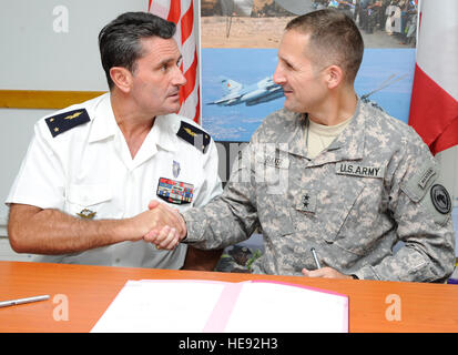 CAMP LEMONIER, Dschibuti (18. Juli 2012) – US-Armee Generalmajor Rob Baker, Combined Joint Task Force - Horn von Afrika Commander und Major General William Kurtz, Französisch Kräfte stationiert in Dschibuti Kommandant, gratulieren einander nach der Unterzeichnung der logistischen Unterstützung Verständigungsvereinbarung Juli 18. Die Vereinbarung würde amerikanische und französische Kräfte in Dschibuti mit jeweils anderen Lufttransportmittel auf Austauschbasis ermöglichen. Die Mission von CJTF-HOA, eines der US Africa Command-Komponenten im Camp Lemonier, stationiert ist, tätig im Bereich kombinierte gemeinsame Aktionen zur Verbesserung der Partner Nation capaci Stockfoto