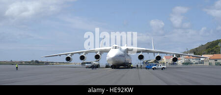 LAJES FIELD, Azoren--portugiesische und amerikanische Arbeiter neigen dazu, die Antonov An-225 "Mriya" oder "Traum", 28.April auf der Flightline hier.  Das Flugzeug landete hier tanken und gewartet werden.  Derzeit größte Flugzeug der Welt, die An-225 soll vor allem die russische Raumfähre und seiner Komponenten aus einem Service-Bereich um einen Startplatz zu transportieren.   Techn. Sgt Jason Tudor) Stockfoto