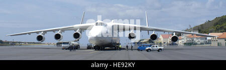 LAJES FIELD, Azoren--portugiesische und amerikanische Arbeiter neigen dazu, die Antonov An-225 "Mriya" oder "Traum", 28.April auf der Flightline in Lajes Field.  "Kosaken", wie es von der NATO bekannt ist hier gelandet um zu tanken und Service bekommen. Derzeit größte Flugzeug der Welt, die An-225 soll vor allem die russische Raumfähre "Buran" und seiner Komponenten aus einem Service-Bereich um einen Startplatz zu Janes Flugzeug Freihandführung, zweite Auflage zu transportieren. Es ist das einzige Flugzeug seiner Art bekannt, in Existenz, nach Janes.  Techn. Sgt Jason Tudor) Stockfoto