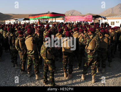 100121-F-1020B-061 Kabul - eine Gruppe von mehr als 920 Afghan National Army Commandos besuchen ihre Abschlussfeier an Camp Morehead 21. Januar 2010. Commando training ist 12 Wochen lang und US Army Ranger Training nachempfunden ist.   Staff Sgt Sarah Brown /) Stockfoto