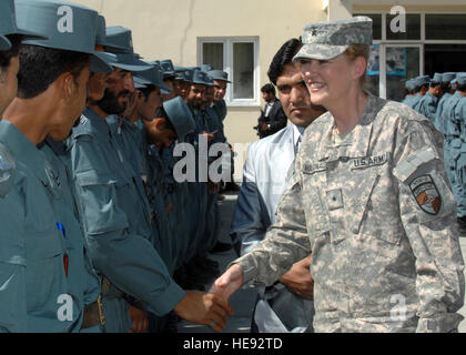 ANCOP Hauptquartier, Afghanistan (9. Mai 2010)--Major General Anne Macdonald, Assistant Kommandierender General der Polizei Entwicklung, salutiert ANCOP Soldaten in Formation während einer Zeremonie zu Ehren ihrer Rückkehr von einer drei-Monats-Mission in Mardscha stehen. Afghanische Nationalpolizei zivile Ordnung ist eine Elitetruppe, die in Afghanistan mit einer der Mission zu bieten zivile Ordnung Präsenz Patrouillen, heftigen öffentlichen Vorfälle und Krise und anti-Terror-Reaktion in Stadtregionen und Metropolen Umgebungen.  Staff Sergeant Jeff Nevison) Stockfoto