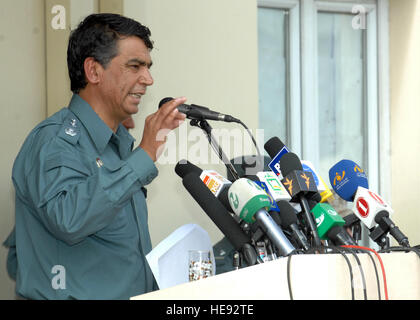 ANCOP Sitz, Afghanistan (9. Mai 2010)--Generalmajor Sharif, Afghanistan National Civil Auftrag Polizei Kommandierender general spricht ANCOP Soldaten in Formation während einer Zeremonie zu Ehren ihrer Rückkehr von einer drei-Monats-Mission in Mardscha stehen. Afghanische Nationalpolizei zivile Ordnung ist eine Elitetruppe, die in Afghanistan mit einer der Mission zu bieten zivile Ordnung Präsenz Patrouillen, heftigen öffentlichen Vorfälle und Krise und anti-Terror-Reaktion in Stadtregionen und Metropolen Umgebungen.  Staff Sergeant Jeff Nevison) Stockfoto