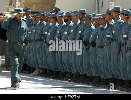 ANCOP Hauptquartier, Afghanistan (9. Mai 2010)--Generalleutnant Mangal, afghanische stellvertretende Ministerin für innere salutiert ANCOP Soldaten stehen in Formation während einer Zeremonie zu Ehren ihrer Rückkehr von einer drei-Monats-Mission in Mardscha. Afghanische Nationalpolizei zivile Ordnung ist eine Elitetruppe, die in Afghanistan mit einer der Mission zu bieten zivile Ordnung Präsenz Patrouillen, heftigen öffentlichen Vorfälle und Krise und anti-Terror-Reaktion in Stadtregionen und Metropolen Umgebungen.  Staff Sergeant Jeff Nevison) Stockfoto