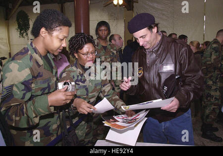 Andy Garcia gibt Autogramme für 728th Air Mobility Squadron Truppen 7. Dezember 2001, Incirlik Air Base, Türkei.  Julia Roberts, Brad Pitt, George Clooney und Matt Damon besuchte auch die Air Base um ihre Wertschätzung für den Truppen für den Dienst in ihr Land zu zeigen.   Airman 1st Class Tanaya M. Harms.  () Stockfoto