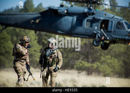 Pararescuemen machen ihren Weg aus einer Landezone einen Hubschrauber während einer Angel Thunder &amp; Mass Casualty Camp Navajo, Arizona, 9. Mai 2014 ausüben. Die Pararescuemen sind die 58. Rescue Squadron, Nellis Air Force Base, Nevada zugeordnet. Obwohl in Nellis AFB stationiert, ist der 58. RQS eine geografisch getrennte Einheit des 23. Flügels Moody Air Force Base, Georgia. Der Hubschrauber und seine Crew sind von der 41. Rescue Squadron von Moody. Staff Sgt. Jamal D. Sutter) Stockfoto