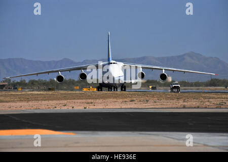 Eine Antonow An-124-100 Ruslan, die zwei französische Luftwaffe Caracal EG-735-Hubschrauber zur Teilnahme an Übung Engel Thunder mit französischen Luftwaffe Personal transportiert taxis bei der Ankunft in Davis-Monthan Air Force Base in Arizona, 2. Mai 2014. Angel Thunder bietet Personal Erholung und Kampf-Suche und Rettung Ausbildung für Bekämpfung Besatzungen, Pararescuemen, Personal der Nachrichtendienste, Schlacht Manager und gemeinsame Suche und Rettung Center Personal. (Flieger 1. Klasse Chris Massey Stockfoto