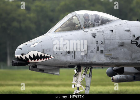 Eine a-10 Thunderbolt II mit der 75. Jagdstaffel von Moody Air Force Base, Georgia, taxis über den Laufsteg Barksdale Air Force Base, Louisiana, 20. August 2016. A-10 Piloten flogen in die a-10 Thunderbolt II und die A-29 b Super Tucano simulierte nahe Luftunterstützung Missionen im Rahmen der Übung zu koordinieren. (Foto der US Air Force / Senior Airman Mozer O. Da Cunha) Stockfoto