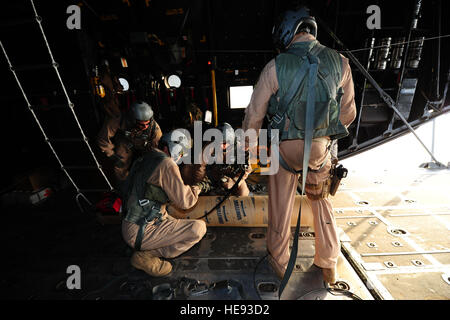 US Airforce bereiten zusammenarbeiten von 81. Expeditionary Rescue Squadron (ERQS), einen autonome Profilerstellung Explorer (APEX) freizugeben schweben auf der Rückseite eine HC-130 Bekämpfung König 1. August 2012, über den Golf von Aden vor der ostafrikanischen Küste. Der APEX-Schwimmer sammelt ozeanographische und meteorologische Daten für die US Navy Naval Oceanographic Office. 81. ERQS wird zur Unterstützung der Combined Joint Task Force - Horn von Afrika eingesetzt.  Donald R. Allen techn. Sgt. Stockfoto