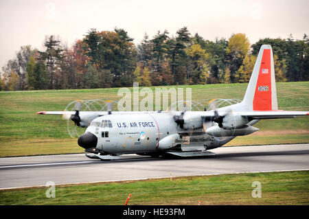 Ein Ski ausgestattet, LC-130 Hercules zieht von Stratton Air National Guard Base in Schenecatdy New York. 109. Airlift Wing schickt sieben Flugzeuge auf die 11,000 Meile Reise in die Antarktis zur Unterstützung der Vereinigten Staaten Antarktis-Programm. 109. Airlift Wing ist Teil der New York Air National Guard befindet sich in Schenectady, New York. Stockfoto