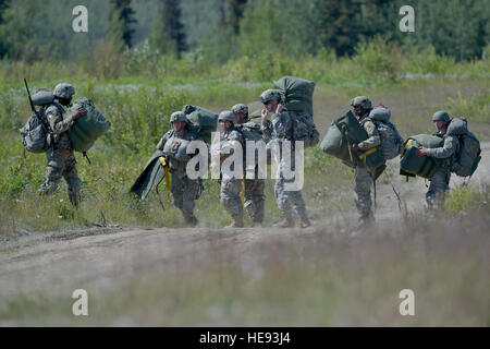 Fallschirmjäger, die 4. Infantry Brigade Combat Team (Airborne), 25. Infanterie-Division, U.S. Army Alaska zugewiesen zu sammeln bevor er zu einem Treffpunkt nach Ausführung operiert in der Luft Kenntnisse auf gemeinsamer Basis Elmendorf-Richardson, Alaska, 9. Juni 2016, während Übung Arktis Aurora. Arktis Aurora ist eine jährliche bilaterale Trainingsübung, die Elemente der Spartan Brigade und der Japan Ground Self-Defense Force, auf die Stärkung der Beziehungen zwischen den beiden durch Ausführen von kleinen Grundoperationen airborne Kenntnisse und grundlegende Kleinwaffen Treffsicherheit kombiniert. Justin Connaher) Stockfoto