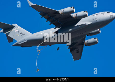 Fallschirmjäger des 1. Bataillons, 501. Infanterieregiment, 4. Brigade Combat Team führen eine Demonstration durch, die von einem C-17 Globemaster III gesprungen wird, um während des Arctic Thunder auf der Joint Base Elmendorf-Richardson, Alaska, eine Landebahn zu sichern. Stockfoto