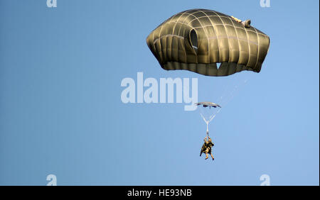 Ein Fallschirmjäger zugewiesen, die 4. Infantry Brigade Combat Team (Airborne), 25. Infanterie-Division, U.S. Army Alaska bereitet zu landen, bevor er das Gelände und die Angriffe einer simulierten feindlichen Ziel im Rahmen einer gemeinsamen Kräfte Demonstration während der Biennale Arctic Thunder Open House-Veranstaltung gehostet durch gemeinsame Basis Elmendorf-Richardson, Alaska, 26. Juli 2014 trifft. Die Veranstaltung bietet mehr als 40 Air Force, Army und zivilen Antenne Handlungen, Juli 25-27, und hat eine erwartete Menge von mehr als 200.000 Menschen. Es ist die größte zwei-Tages-Veranstaltung in den Staat und eine der führenden aerial Demonstrationen der Welt Stockfoto