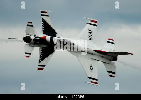 Major j.r. Williams, Thunderbird 5, führen Solo-Pilot und Kapitän Blaine Jones, Thunderbird 6, Opposing Solo-Pilot, durchführen die entgegensetzende Messers Schneide während der Arctic Thunder Air Show am gemeinsamen Basis Elmendorf-Richardson, Alaska, 28. Juli 2012. Staff Sgt Larry E. Reid Jr., veröffentlicht) Stockfoto