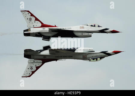 Major j. R. Williams, Thunderbird 5, führen Solo-Pilot und Kapitän Blaine Jones, Thunderbird 6, Opposing Solo-Pilot, durchführen die Reflexion während der Arctic Thunder Air Show am gemeinsamen Basis Elmendorf-Richardson, Alaska, 28. Juli 2012. Staff Sgt Larry E. Reid Jr., veröffentlicht) Stockfoto