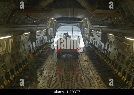 US-Piloten und Soldaten in Arctic Thunder Open House hochladen hochmobile Mehrzweck Radfahrzeuge, bekannt als Humvees, auf ein c-17 Globemaster III Transportflugzeug gemeinsam betrieben von des 3. Flügels 517th Luftbrücke Geschwader und einem Alaska Air National Guard 176. Airlift Squadron, 25. Juli 2014. Arctic Thunder Open House ist ein zweijähriger Fall gehostet durch gemeinsame Basis Elmendorf-Richardson, Alaska. Mit mehr als 40 Air Force, Army und zivilen Antenne wirkt und eine erwartete Menge von mehr als 200.000 Menschen, ist es die größte zweitägige Veranstaltung in Staat und einer der führenden Antenne d Stockfoto