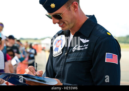 Air Force Maj Jason Curtis, Pilot bei der Air Demonstration Squadron Thunderbirds, signiert Autogramm nach der Demonstration Flugmanöver in seiner f-16 Fighting Falcon am 26. Juli 2014 auf gemeinsamer Basis Elmendorf-Richardson, während Arctic Thunder Open House. Arctic Thunder ist eine zweijährliche Veranstaltung hosted by JBER. Mit mehr als 40 Air Force, Army und zivilen Antenne wirkt und eine erwartete Menge von mehr als 200.000 Menschen, ist es die größte zweitägige Veranstaltung in Staat und einer der führenden aerial Demonstrationen in der Welt. Die 2014 Arctic Thunder Open House ist ein stolzer Teil der Anchorage Centen Stockfoto