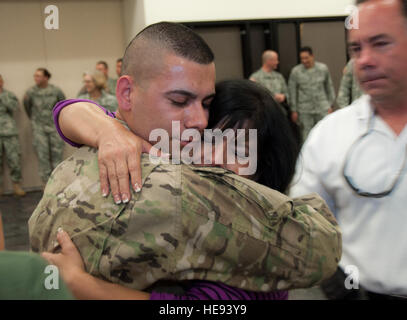 Armee Sgt. Timothy Matyas umarmt seine Mutter Laura Matyas während einer Heimkehr Zeremonie am Papago Park militärische Reservierung in Phoenix, Dez. 8. Fünfzehn Soldaten mit der Arizona Army National Guard 153. Brigade Support Battalion wurden nach Hause von einem neunmonatigen Bereitstellung nach Afghanistan begrüßt. Dies ist die letzte Einheit nach Afghanistan aus Arizona Army National Guard eingesetzt. (Nationalgarde Spc. Wes Parrell) Stockfoto