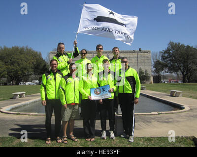 Neun Mitglieder der Nationalgarde All-Guard Marathon Team konkurrieren mit dem Texas Unabhängigkeit Relais von Gonzales nach Houston, Texas, 5.-6. März. Mitglieder von links, vorn rechts, um zu sichern: Techn. Sgt. Tyrell Heaton (DC ANG); Chief Warrant Officer 3 Chase Duarte (AZ CDR); Major Rebecca Hoffman (SD CDR); Chief Warrant Officer 4 Russ Hoyer (NY CDR); Major Mike Diaz (TX CDR); Sgt. 1. Klasse Barry Brill (NY CDR); Capt Warinkas Barbini (KY CDR); Staff Sgt Matthew Stern (PA CDR); und Sgt. Luke Mostoller (AZ CDR).  Techn. Sgt. Tyrell Heaton, DC ANG) Stockfoto