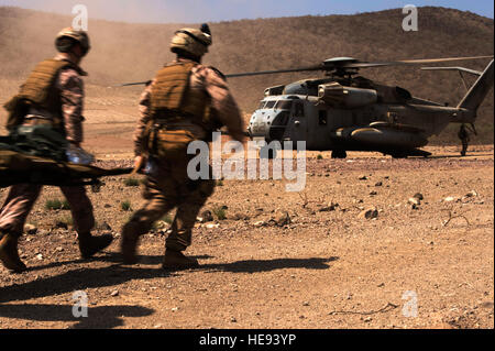 US-Marines und Navy Hospital Sanitätern mit der 13. Marine Expeditionary Unit (MEU) Wurf tragen eine simulierte Kausalität eine CH-53E Super Stallion aus der Marine Medium Tiltrotor Squadron 166 (Reinforced) während eine medizinische Evakuierung Übung bei Arta, 31. Oktober 2013. Die 13. MEU wird mit der Boxer amphibische bereit Gruppe als ein Theater Reserve und Krise Reaktionskräfte in den USA bereitgestellt 5. Flotte Aufgabengebiet.  Staff Sgt Staci Miller Stockfoto