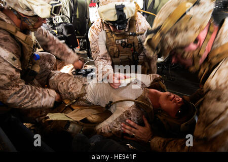 Navy Hospital Sanitätern mit der 13. Marine Expeditionary Unit (MEU) Medical Emergency Response Team eilen, sofortigen medizinischen Versorgung für eine simulierte Kausalität an Bord ein CH-53E Super Stallion aus der Marine Medium Tiltrotor Squadron 166 (Reinforced) während eine medizinische Evakuierung Übung bei Arta, 31. Oktober 2013 durchzuführen. Die 13. MEU wird mit der Boxer amphibische bereit Gruppe als ein Theater Reserve und Krise Reaktionskräfte in den USA bereitgestellt 5. Flotte Aufgabengebiet.  Staff Sgt Staci Miller Stockfoto