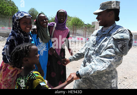 110419-F-XM360-102 DIKHIL, Dschibuti (19. April 2011) - US Army Captain Courtney Sanders, 402nd Civil Affairs Bataillon, Aktien ein Lachen mit einer Gruppe von Mädchen vor der Dikhil High School am 19. April, nach Beendigung der DayÕs arbeiten auf der TeamÕs neuestes Projekt: Renovierung der Schulhaus. Dieses Projekt begann April 16 und soll bestehen aus Sanierung sechs Klassenräume, SchoolÕs Dach und ein Büro.    Master Sergeant Dawn Preis) Stockfoto