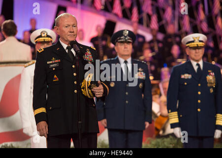 Gen Martin E. Dempsey, Vorsitzender der Joint Chiefs Of Staff, spricht auf der 25. National Memorial Day Concert auf dem West-Rasen des Kapitols in Washington, D.C., 25. Mai 2014. Das Konzert enthalten musikalische Darbietungen, dokumentarischen Aufnahmen und dramatische Lesungen zu helfen, das Land in Erinnerung und Wertschätzung der gefallenen zu vereinen und zu denen dienen, die trauern.  Techn. Sgt. Nathan Gallahan) Stockfoto