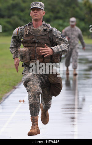 US Army Spc. David Westman, 411th Engineer Battalion combat Medic, Rennen eine Spur während ein zeitgesteuertes Ereignis am besten Krieger Wettbewerb 28. Februar 2014, im Marine Corps Training Bereich Balg, Hawaii. Die Teilnehmer mussten im Falle laufen 50 Meter um einen Punkt erreichen, wo sie gehalten wurden, vier verschiedene Waffensysteme in einer gewissen Zeit zu montieren. Die besten Krieger Wettbewerb 2014 ist einzigartig, Army National Guard und US Army Reserve Pacific Soldaten zusammen, eine Premiere für den Wettbewerb konkurrieren.  Staff Sergeant Christopher Hubenthal) Stockfoto